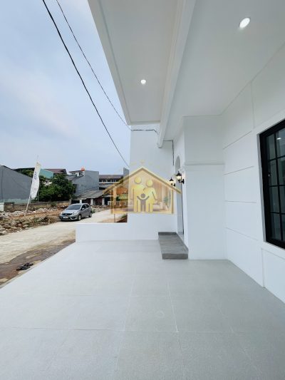 Carport — Rumah 2,5 Lantai Dekat Kampus E Gunadarma