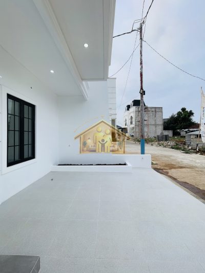 Carport — Rumah 2,5 Lantai Dekat Kampus E Gunadarma